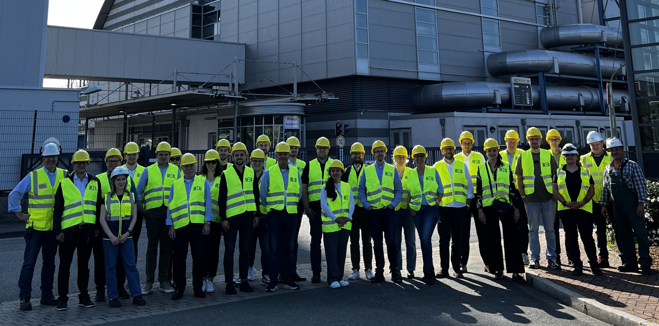 HEB-Mitarbeitende und die Besuchergruppe der SIHK-Wirtschaftsjunioren vor der Müllverbrennungsanlage