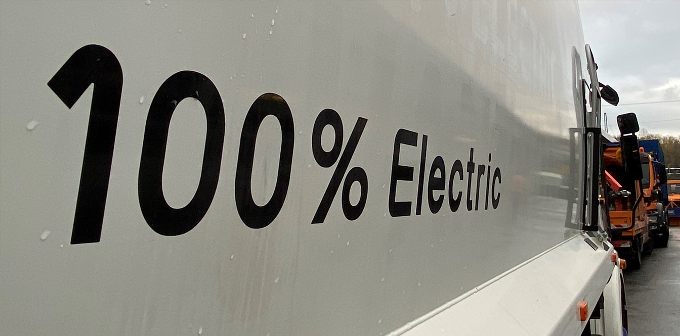 Elektrisch betriebenes Abfallsammelfahrzeug im Testbetrieb
