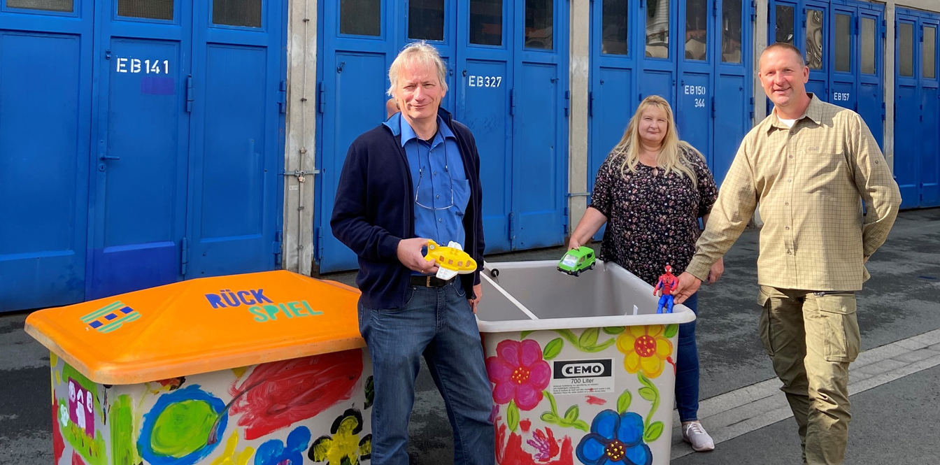 Auf dem Foto: Winfried Sasse (Bereichsleiter Entsorgung HEB), Manuela Klötzer-Rödiger (Projektleiterin Rückspiel) und Sven Keller (Geschäftsführer Werkhof).