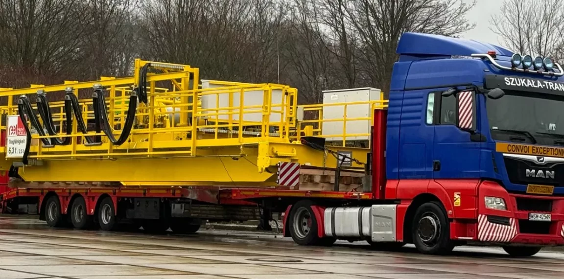 Anlieferung der neuen Kranbrücke für den Austausch in der Müllverbrennungsanlage