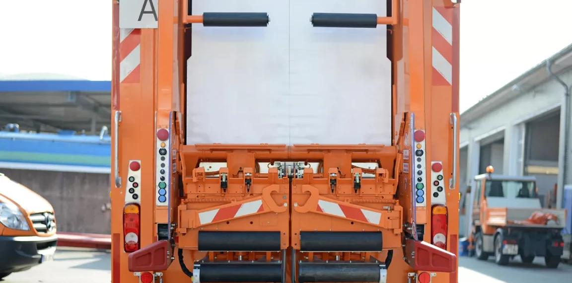 Rückansicht eines Müllwagens