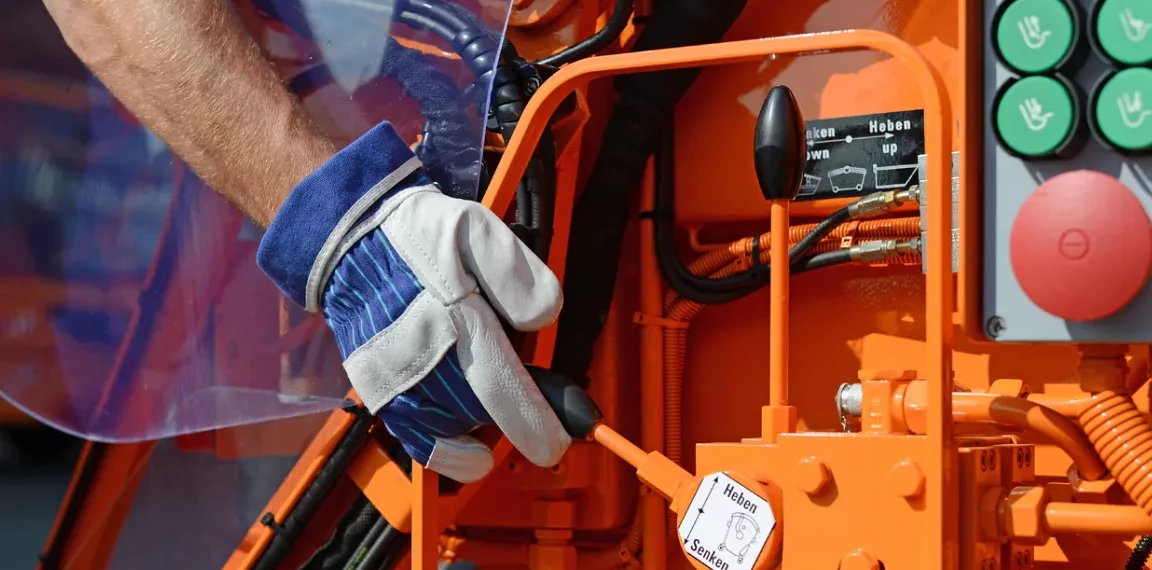 Kfz-Mechatroniker überprüft die Technik eines Müllwagens