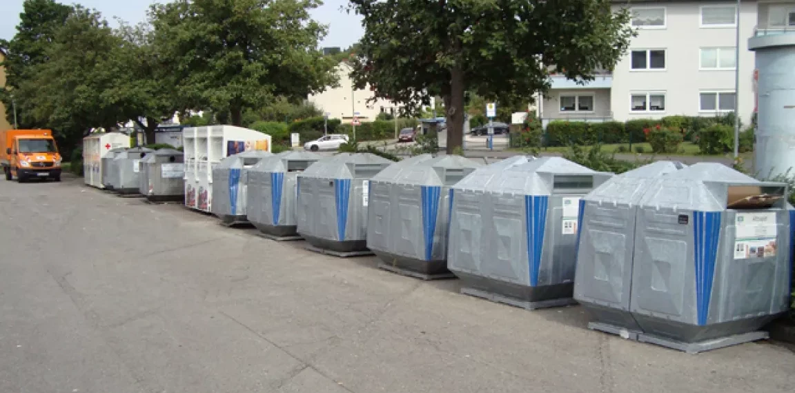 Verschiedene Depotcontainer für Altpapier