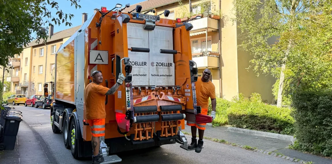 Mitarbeiter des Hagener Entsorgungsbetriebes auf einem Müllwagen