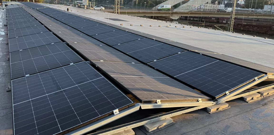 Neue Photovoltaikanlage auf dem Dach des HEB-Salzlagers